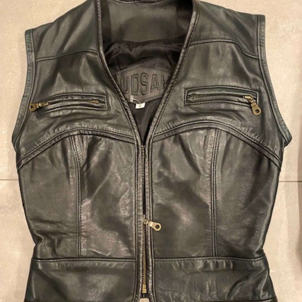 AUTHENTIC RUDSAK CANADIAN MADE WOMEN'S LEATHER VEST.